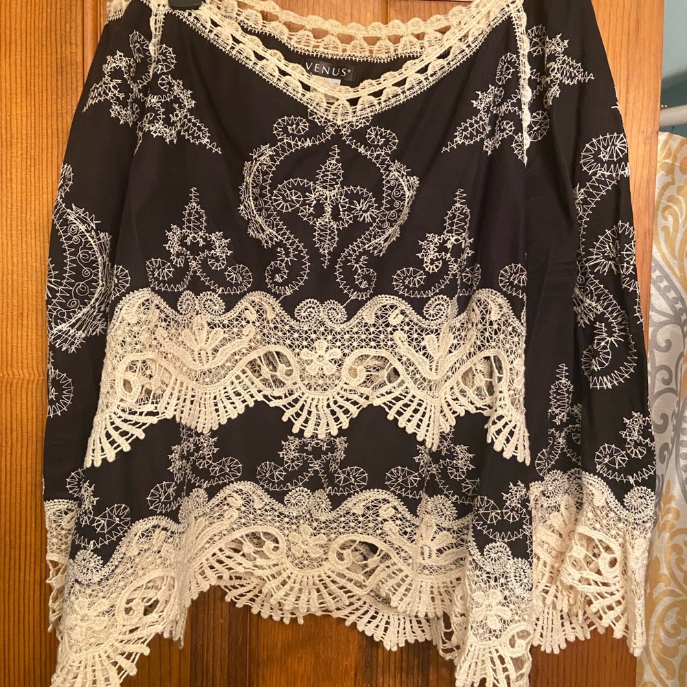 Stunning XL top! Pairs well with the linen pants I have here in my closet!